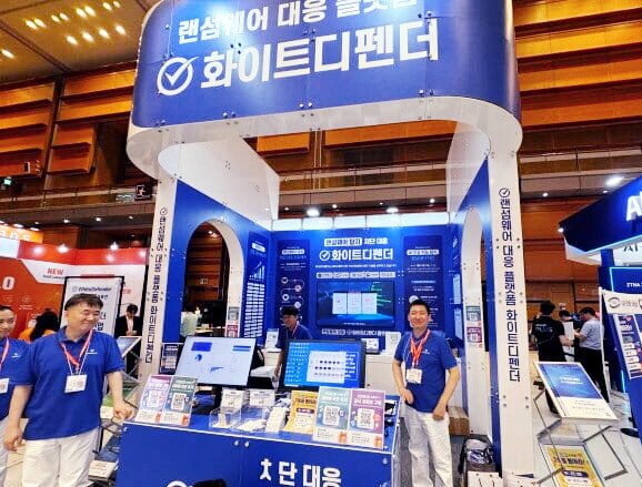ISEC 2026 에브리존 부스에서 포즈를 취한 홍승균 에브리존 대표