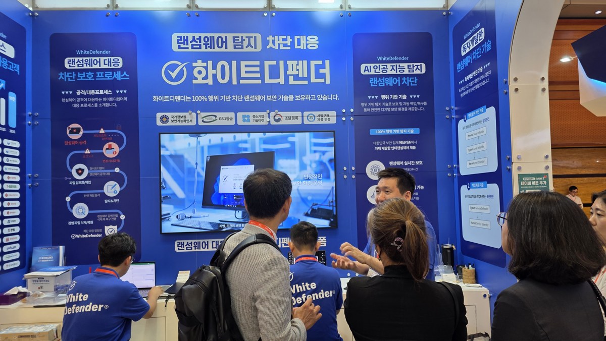 화이트디펜더 제품 설명 및 상담 중인 홍승균 대표이사